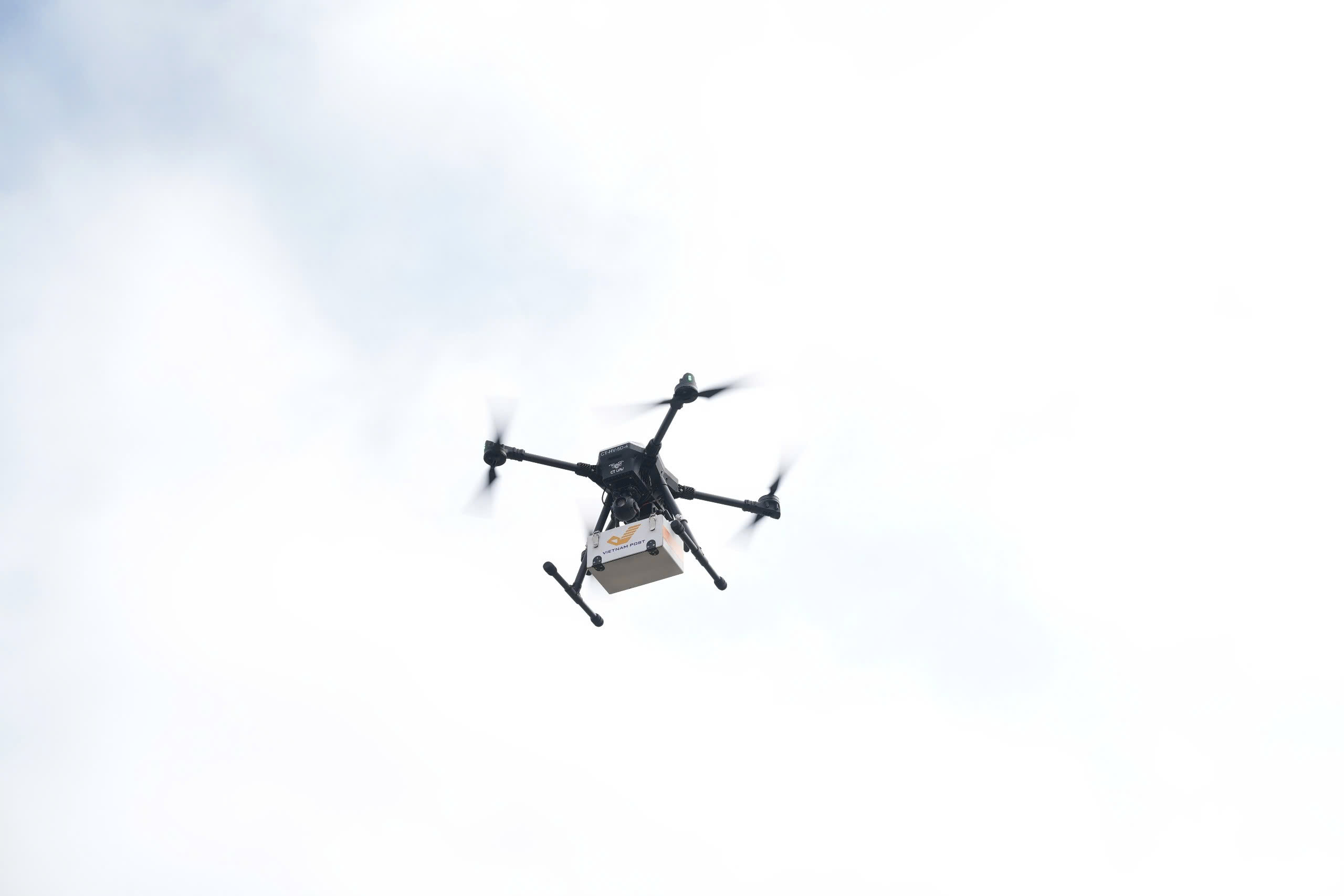 Thử nghiệm, tiến tới nhân rộng vận chuyển bằng UAV ở các tỉnh thành- Ảnh 1.