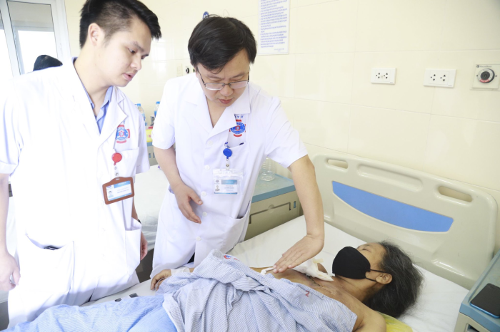 ung-thu-vu-1702441372661917730813 Hơn 24.500 phụ nữ mắc ung thư vú mỗi năm, Bộ Y tế hướng dẫn cách sàng lọc 10 phút ngay tại trạm y tế- Ảnh 1.