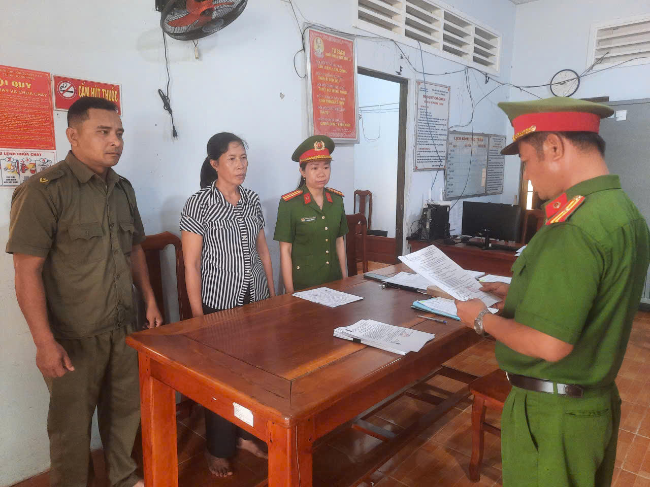 Một phụ nữ bị bắt xuất phát từ mâu thuẫn 'nói xấu con'- Ảnh 1.