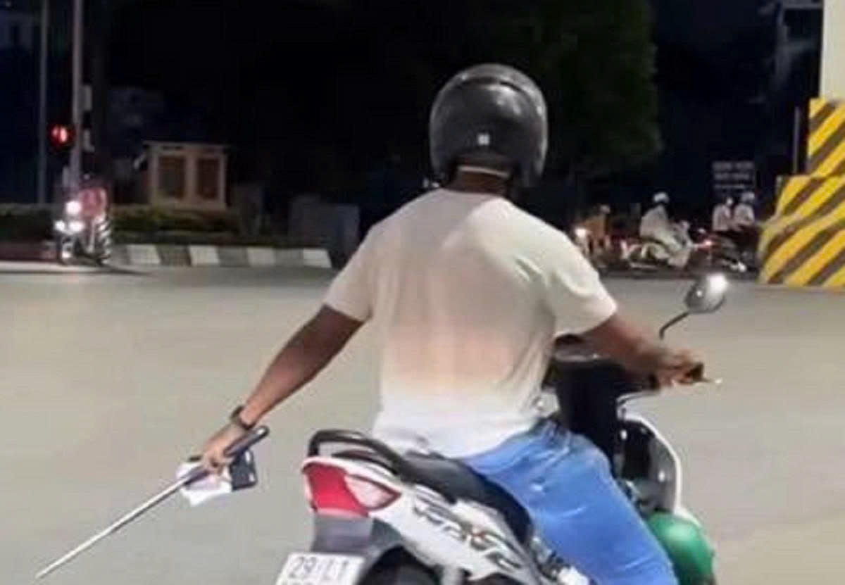 Hà Nội: Tình Huống Kỳ Lạ Với Người Đàn Ông Nước Ngoài Chặn Đường Phụ Nữ