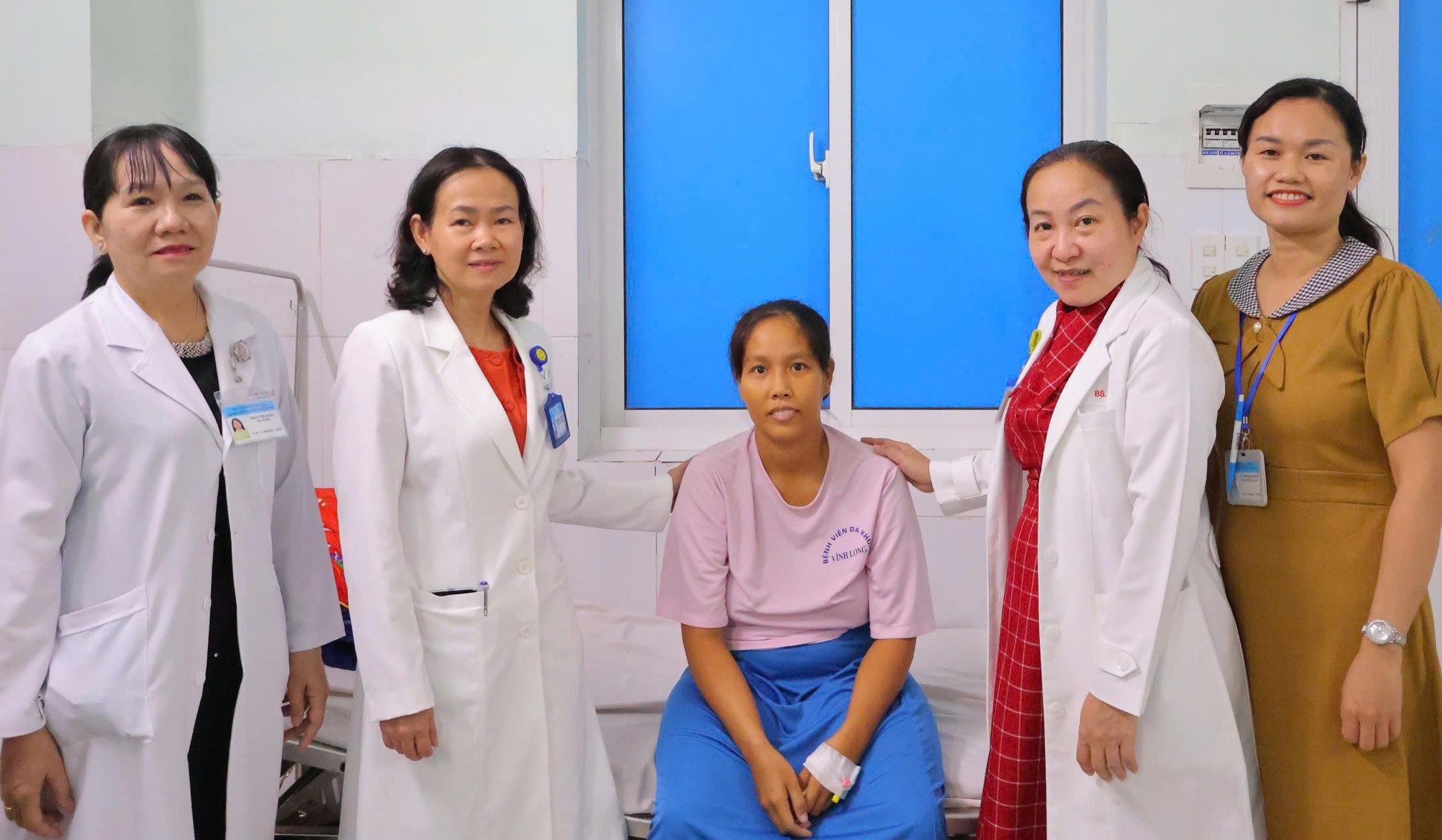 Sản phụ vỡ tử cung, bác sĩ cứu mẹ, giữ con - Ảnh 1.