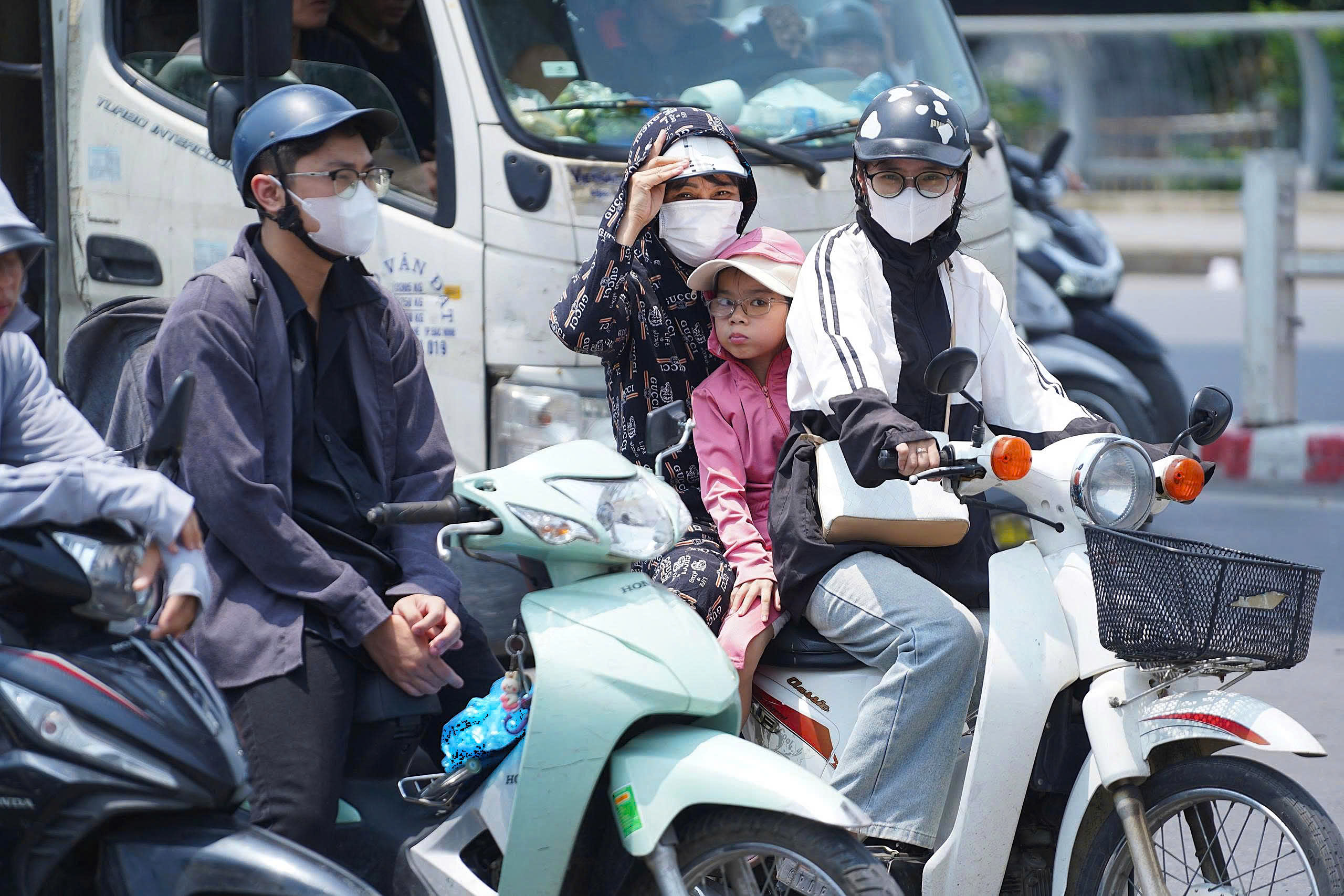 Miền Bắc chuyển nắng nóng, nhiệt cao trên 35 độ- Ảnh 1.