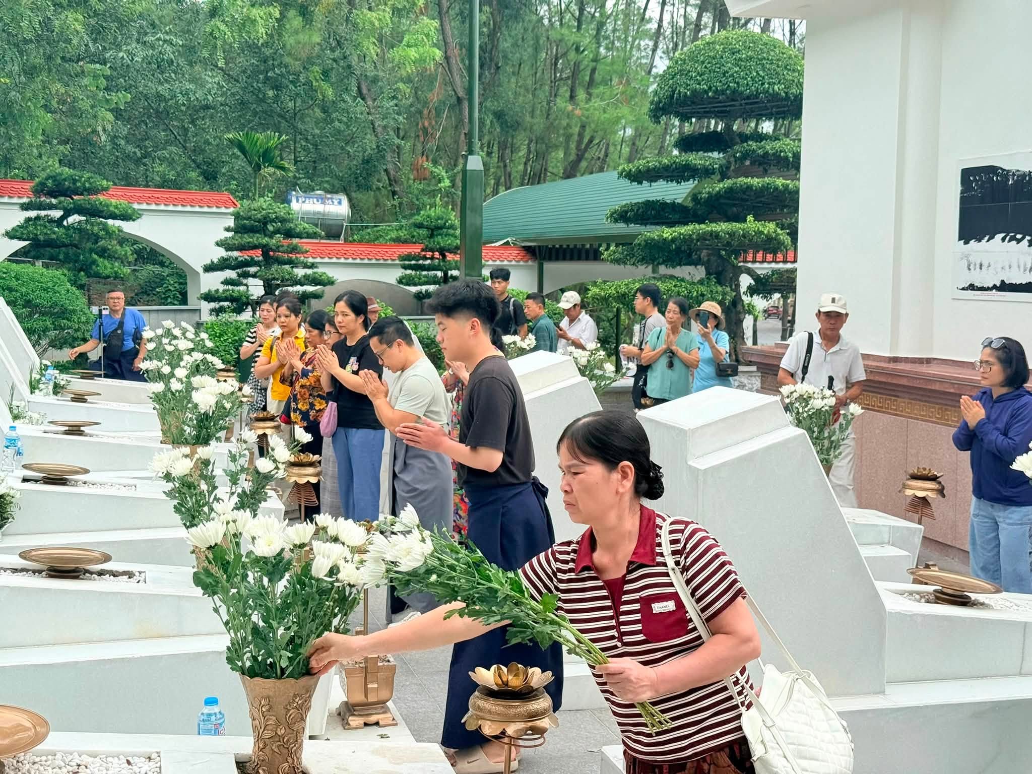 Dòng người về Ngã ba Đồng Lộc tri ân dịp lễ - Ảnh 4.