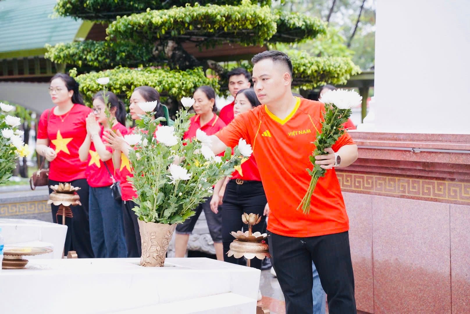 Dòng người về Ngã ba Đồng Lộc tri ân dịp lễ - Ảnh 6.