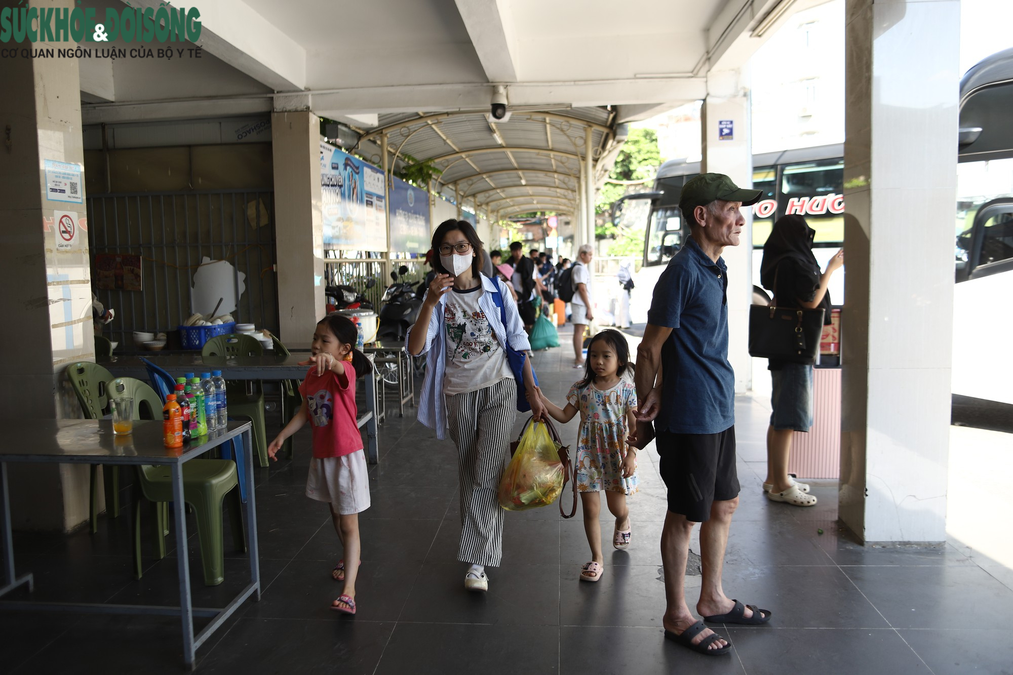 Người dân di chuyển về nhà - Ảnh 5.