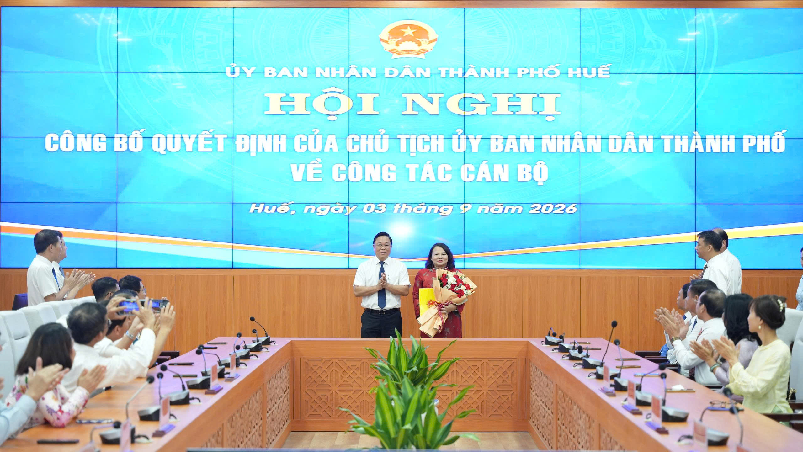 Huế công bố quyết định điều động, bổ nhiệm cán bộ - Ảnh 1.