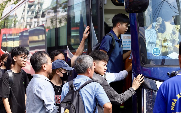 Cảnh nhộn nhịp tại bến xe Hà Nội - Ảnh 1.