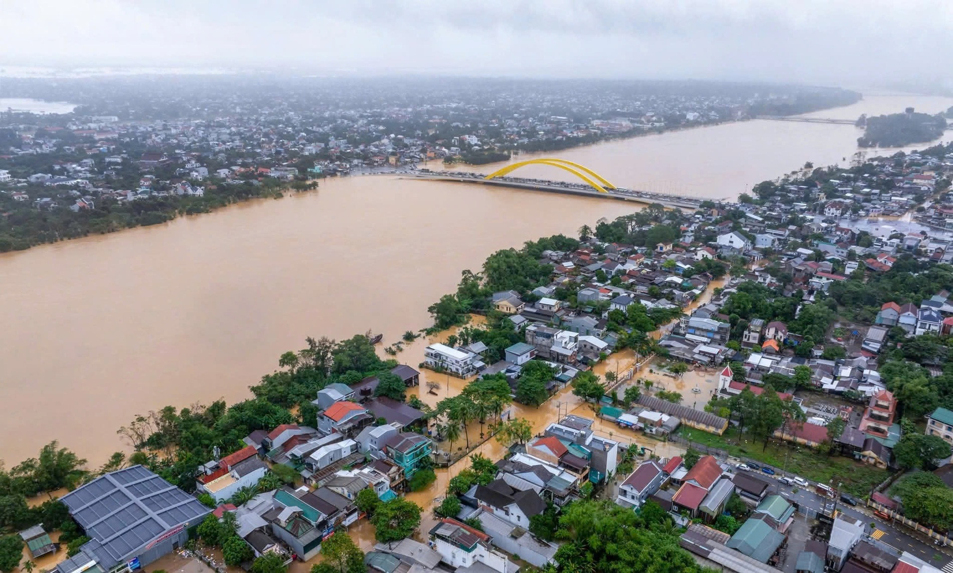Miền Trung đối mặt nguy cơ mưa rất lớn: chuẩn bị ra sao trước kịch bản lũ, ngập và sạt lở?