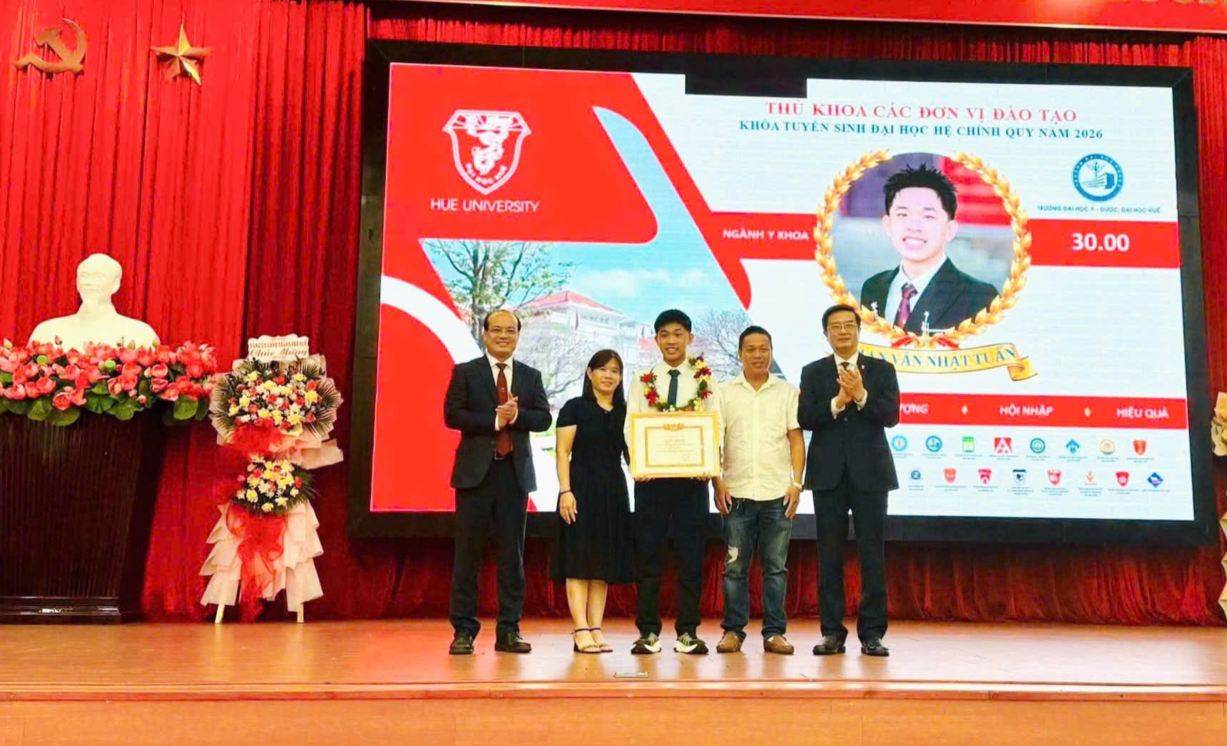 Tân sinh viên ngành Y tại Huế: Khởi đầu với mở rộng quy mô và yêu cầu về trách nhiệm nghề nghiệp