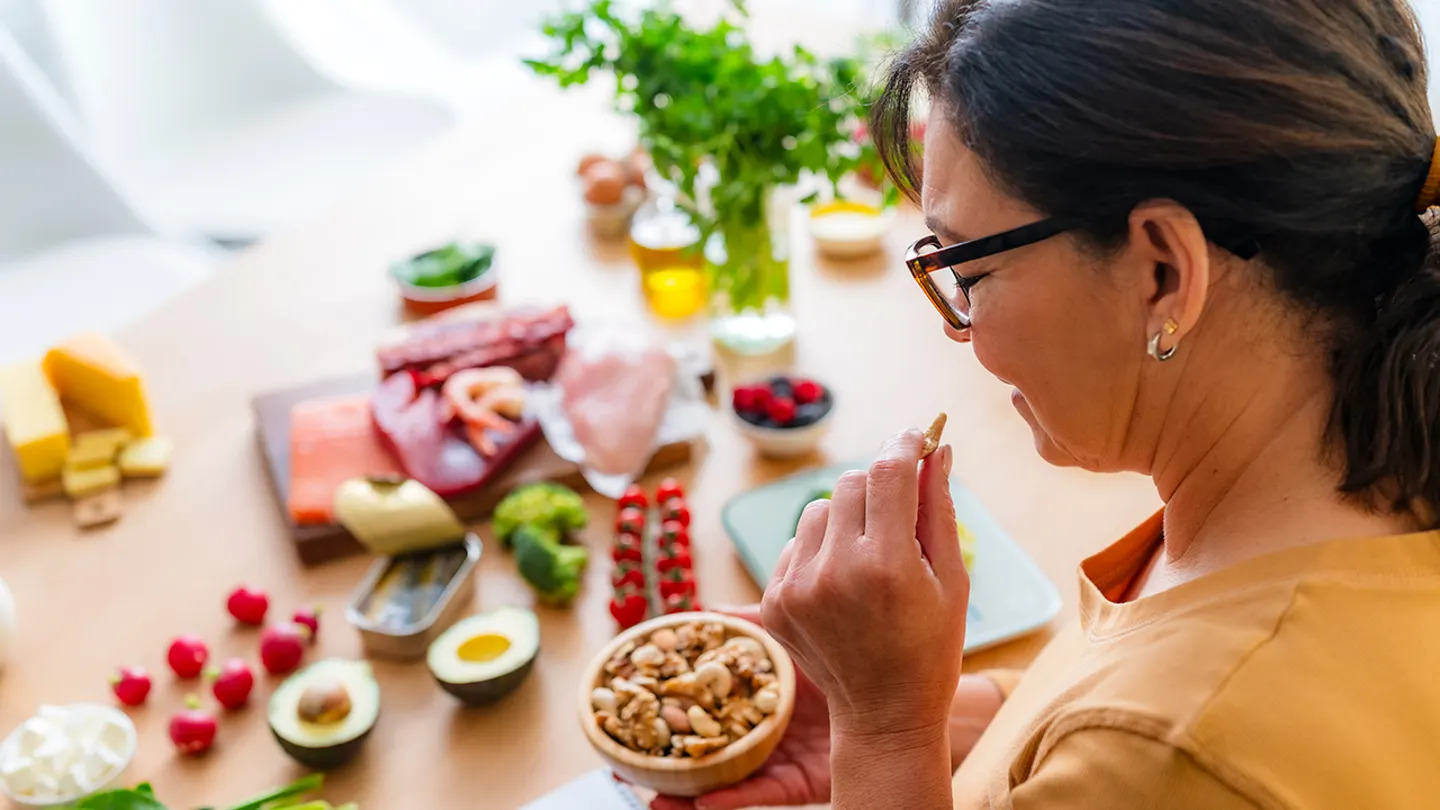 Ketogenic giảm mỡ gan nhanh: so sánh tác động với Địa Trung Hải và chế độ ít chất béo